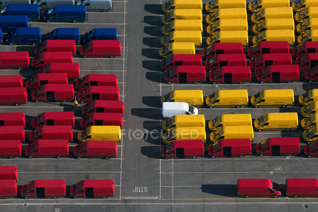 UK, Essex, Purfleet Docks, Aerial view of rows of colorful vans — Stock Photo