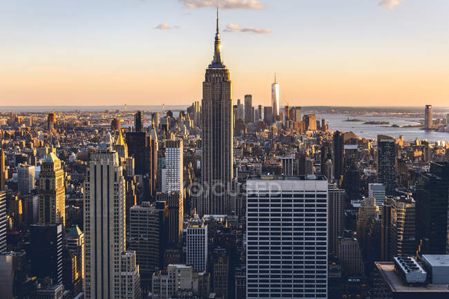 Небоскрёбы США, Нью-Йорка, Эмпайр Стейт Билдинг и Манхэттена на закате — стоковое фото