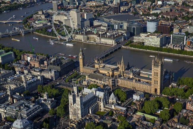 Reino Unido, Londres, Vista aérea de la ciudad y el río Támesis - foto de stock