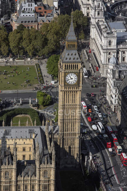 Reino Unido, Londres, Vista aérea de Elizabeth Tower y Parliament Square - foto de stock