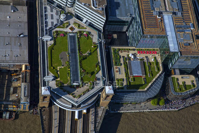 UK. London, Aerial view of rooftop gardens and buildings by Thames river — Stock Photo