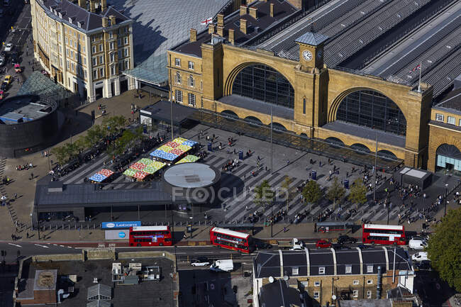 Reino Unido, Londres, Vista aérea de la estación de tren Kings Cross - foto de stock