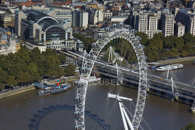 Reino Unido, Londres, London Eye, Charing Cross estación de tren y el río Támesis - foto de stock