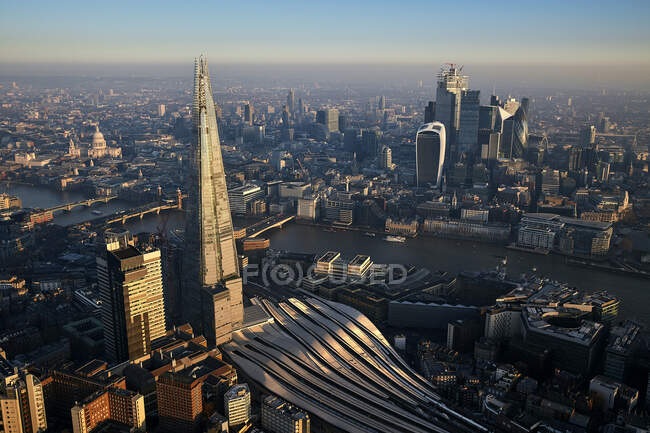 Reino Unido, Londres, Vista aérea de los rascacielos del distrito financiero - foto de stock