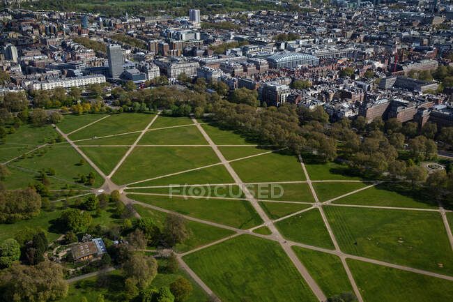 Reino Unido, Londres, Vista aérea de Hyde Park y la ciudad - foto de stock