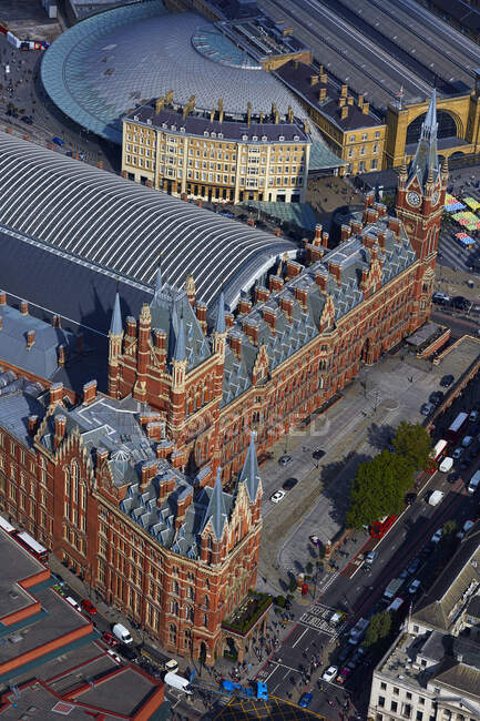 Reino Unido, Londres, Vista aérea de las estaciones de tren St Pancras y Kings Cross - foto de stock