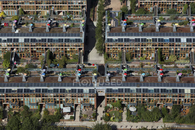 Великобритания, Лондон, Хакбридж, Вид с воздуха на жилую застройку BedZED — стоковое фото