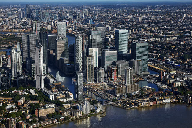Großbritannien, London, Canary Wharf, Luftaufnahme von Wolkenkratzern im Geschäftsviertel — Stockfoto