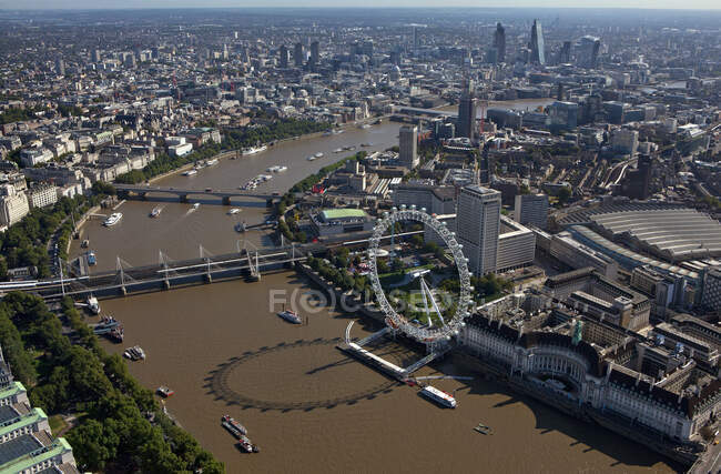 Reino Unido, Londres, Vista aérea del río Támesis y el paisaje urbano de Westminster - foto de stock