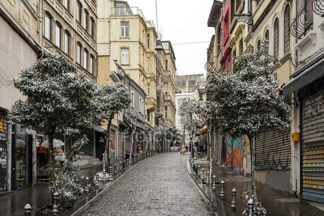Turquia, Istambul, Rua velha com cafés e lojas no inverno — Fotografia de Stock