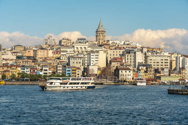 Turkey, Istanbul, Tourboat in Golden Horn waterway and Karakoy neighborhood — Stock Photo