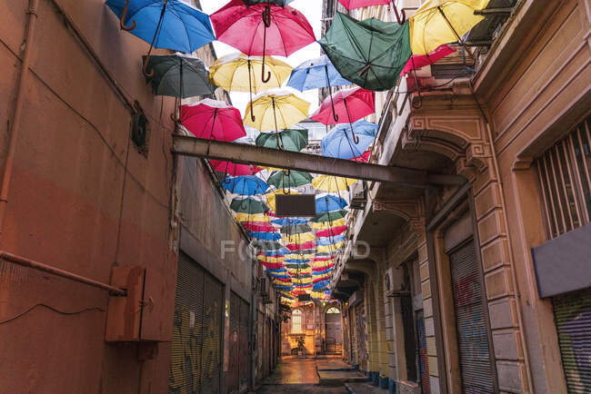 Turquia, Istambul, Rua com guarda-chuvas coloridos no bairro de Karakoy — Fotografia de Stock