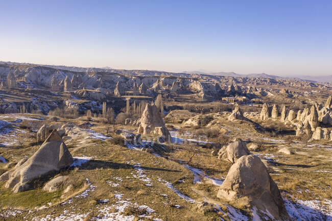Turchia, Cappadocia, Paesaggio con formazioni rocciose vicino Goreme in inverno — Foto stock