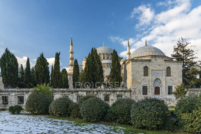 Туреччина, Стамбул, зовнішня частина Сулейманійської мечеті взимку. — стокове фото