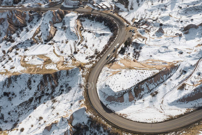 Turquia, Capadócia, Vista aérea da estrada sinuosa em paisagem rochosa no inverno — Fotografia de Stock