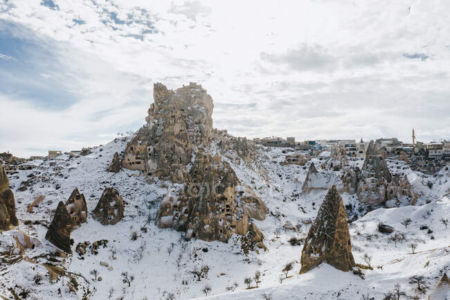Турция, Каппадокия, пейзаж с замковой горой, покрытой снегом — стоковое фото