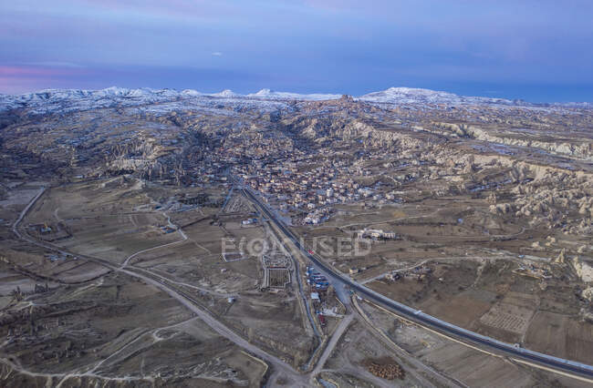 Turquía, Capadocia, Goreme, Vista aérea del pueblo y el paisaje circundante - foto de stock