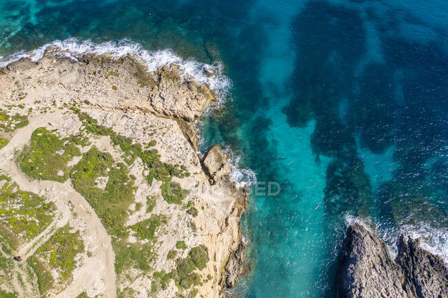 Malta, Gozo, Vista aérea de Hondoq ir Rummien costa y mar - foto de stock