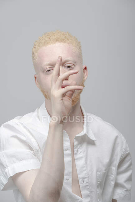 Студійний портрет альбіноса в білій сорочці — стокове фото