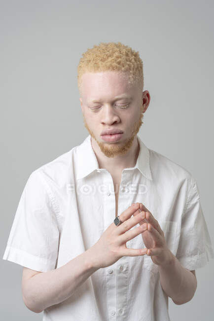 Portrait studio de l'homme albinos en chemise blanche avec les yeux fermés — Photo de stock