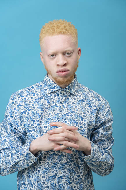 Estúdio retrato de albino homem em azul estampado camisa — Fotografia de Stock