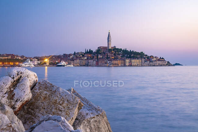 Croatia, Istria, Rovinj, Sea and old town at dusk — Stock Photo