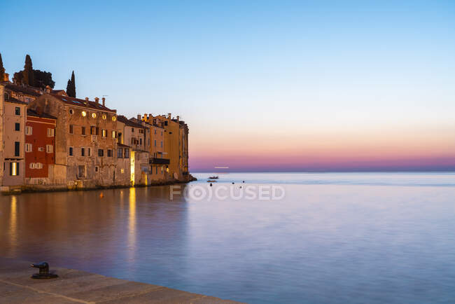 Croazia, Istria, Rovigno, Mare e centro storico al tramonto — Foto stock