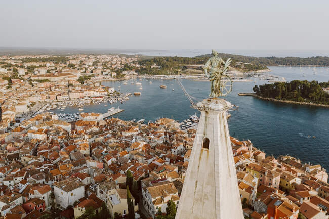 Хорватия, Истрия, Ровинь, Воздушный вид на старый город с церковью Святого Евфимия — стоковое фото