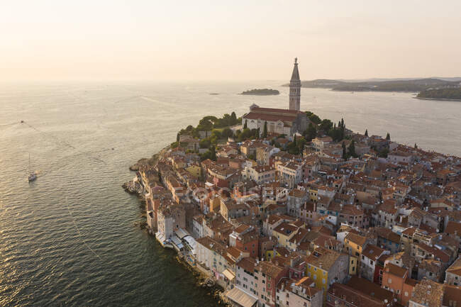 Kroatien, Istrien, Rovinj, Luftaufnahme der Altstadt mit der Kirche der heiligen Euphemia — Stockfoto
