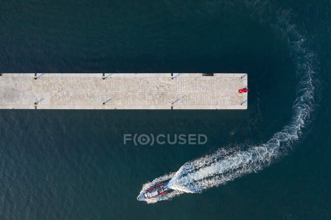 Хорватия, Истрия, Ровинь, Вид с воздуха на док и моторную лодку — стоковое фото