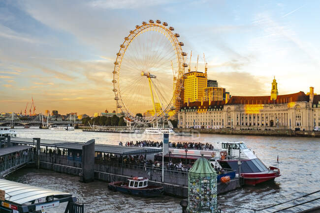 Великобритания, Лондон, прогулочный катер на реке Тэймс и Лондон Эйе на закате — стоковое фото