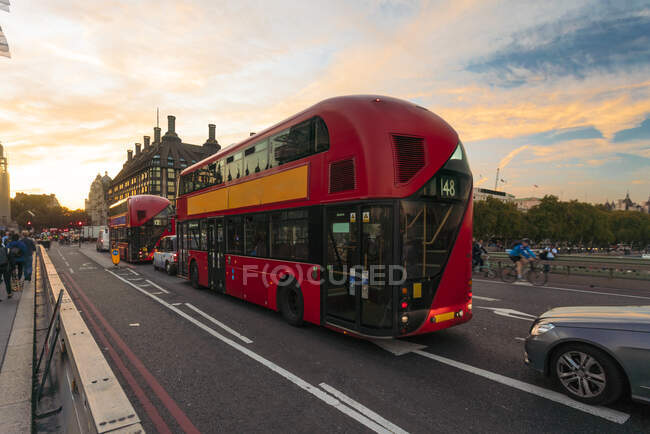 Велика Британія, Лондон, трафік на Вестмінстерському мості — стокове фото