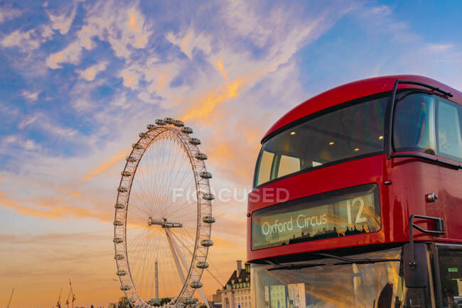 Велика Британія, Лондон, двоповерховий автобус і Лондон Око на заході сонця — стокове фото