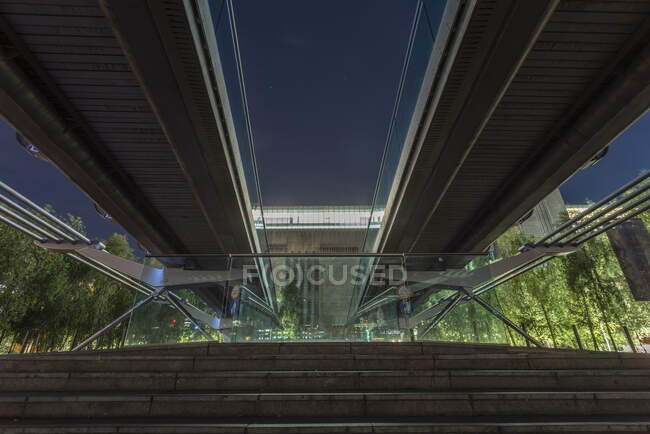 Regno Unito, Londra, Vista ad angolo basso del Millenium Bridge di notte — Foto stock