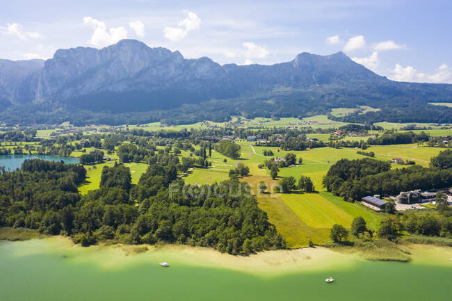 Австрія, Зальцбург, Вид з повітря на озеро Мондзеє і поле для гольфу — стокове фото