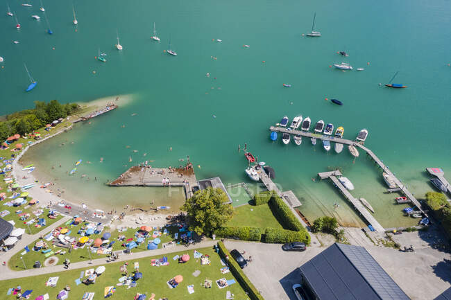 Австрия, Санта-Гильген, вид с воздуха на пляж на озере Вольфгангзее — стоковое фото