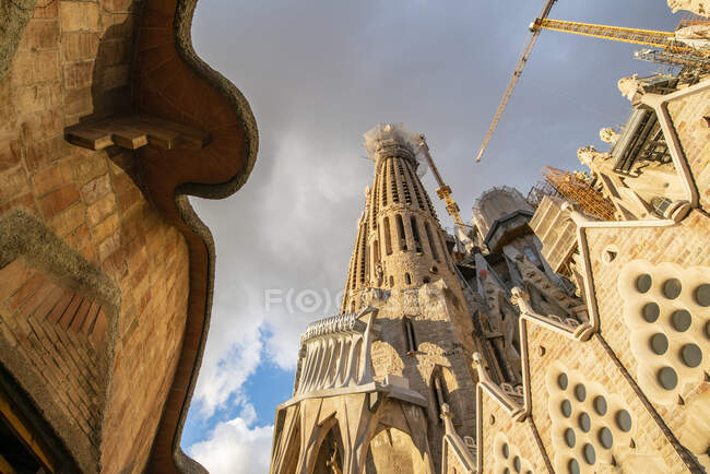España, Barcelona, Vista de ángulo bajo de la catedral de La Sagrada Familia - foto de stock