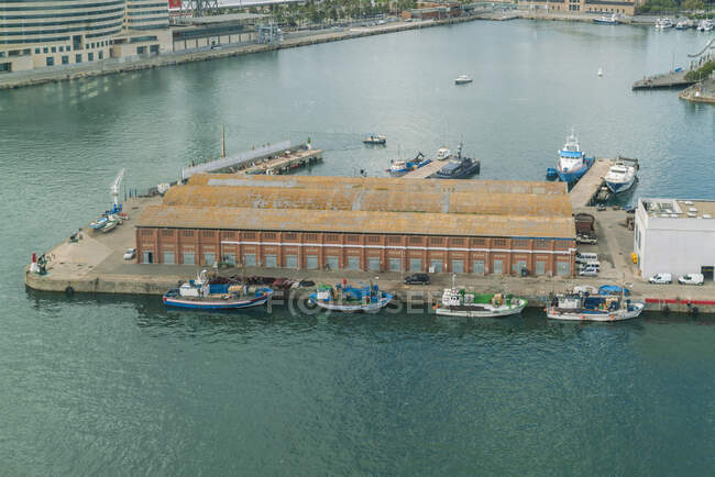 España, Barcelona, Barceloneta, Barcos de pesca amarrados en el puerto - foto de stock