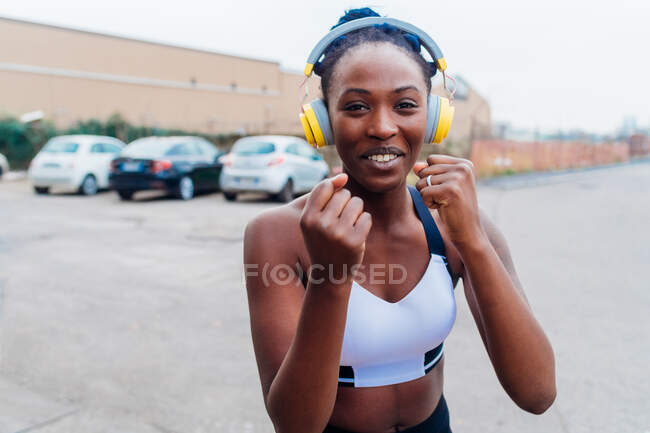 Italy, Milan, Rear view of woman with headphones jog, beautiful, attractive, caucasian, girl, lady, beautiful, woman, female, people, person,ging in city — Stock Photo