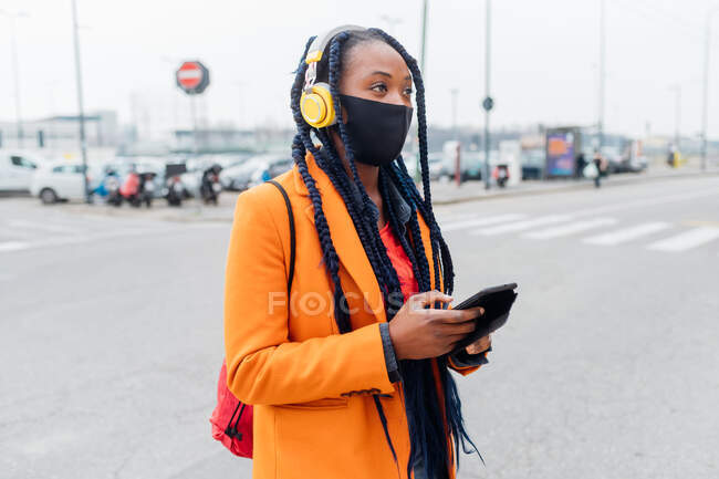Италия, Милан, Rear view of woman with headphones jog, beautiful, attractive, caucasan, girl, lady, beautiful, woman, female, people, person, ging in the city — стоковое фото