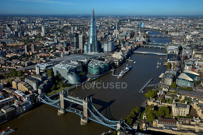 Reino Unido, Londres, Vista aérea del paisaje urbano y el río Támesis - foto de stock