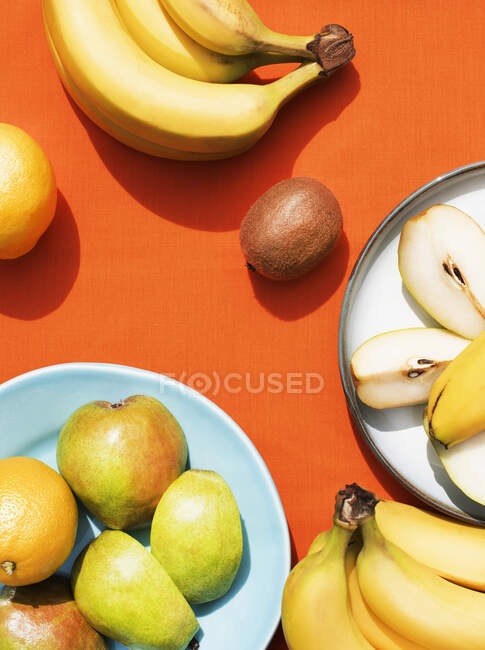 Vista aérea de frutas en platos - foto de stock