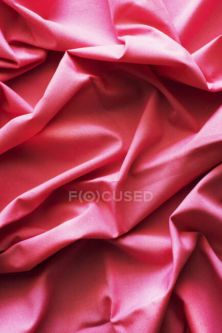 Gros plan de tissu rose froissé — Photo de stock