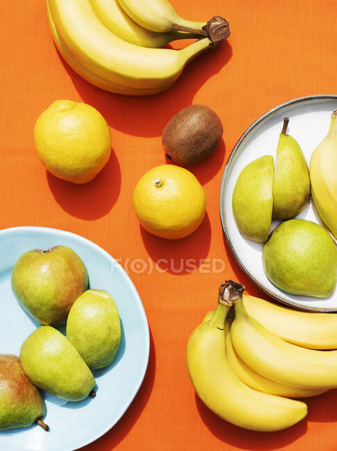 Vista aérea de frutas en platos - foto de stock