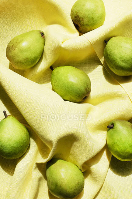Vista aérea de peras sobre manteles amarillos - foto de stock