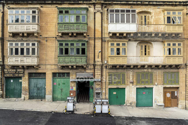 Мальта, Юго-восточный регион, аллеи, фасады старых игрушечных домов — стоковое фото