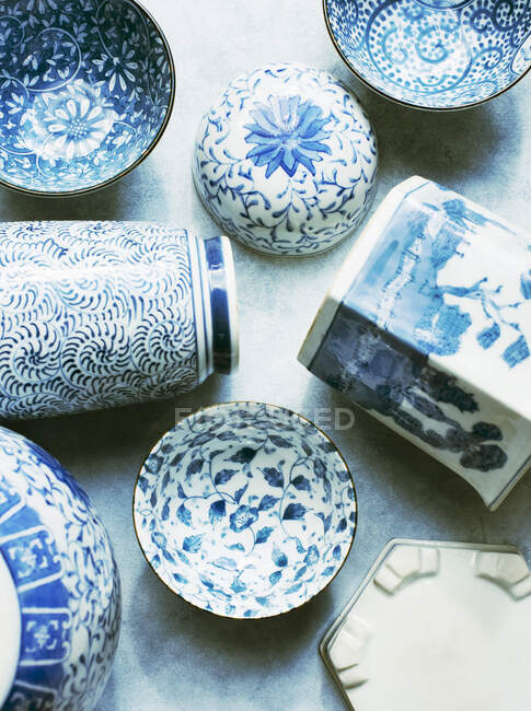 Коллекция бело-голубого китайского фарфора — стоковое фото