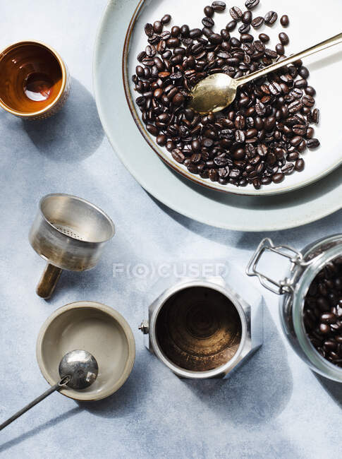 Vue aérienne de la nature morte avec des grains de café — Photo de stock