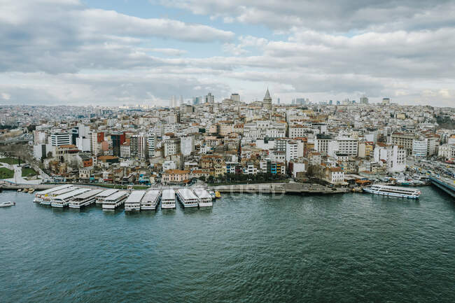 Турция, Стамбул, Золотой Рог и район Бейоглу с Галатской башней — стоковое фото