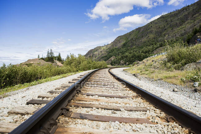 США, Аляска, Железнодорожная трасса в горах — стоковое фото